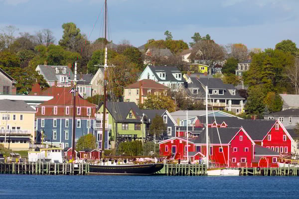Blick auf den Hafen von Lunenburg mit bunten Holzhäusern, Booten und sanft ansteigendem Ortsbild