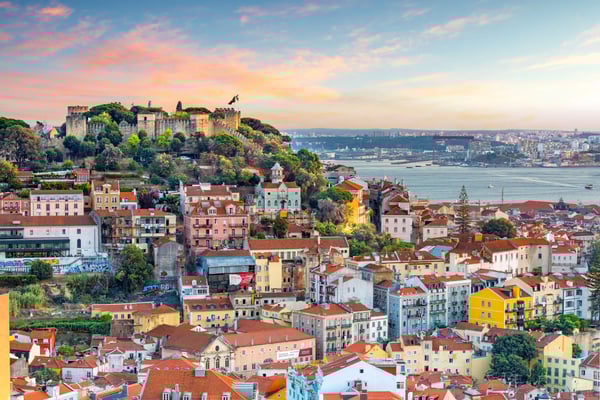 Blick über die bunte Altstadt von Lissabon mit dem Castelo de Sao Jorge auf einem Hügel