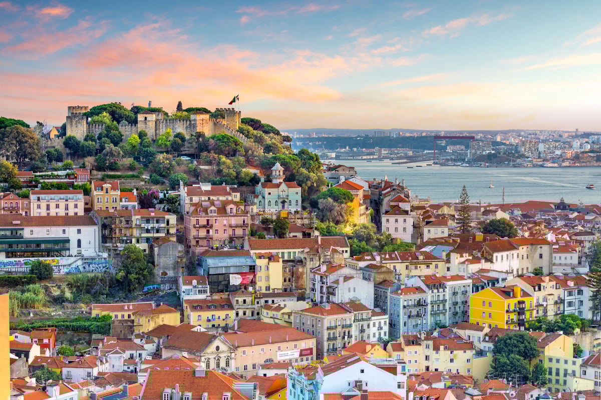 Blick über die bunte Altstadt von Lissabon mit dem Castelo de Sao Jorge auf einem Hügel