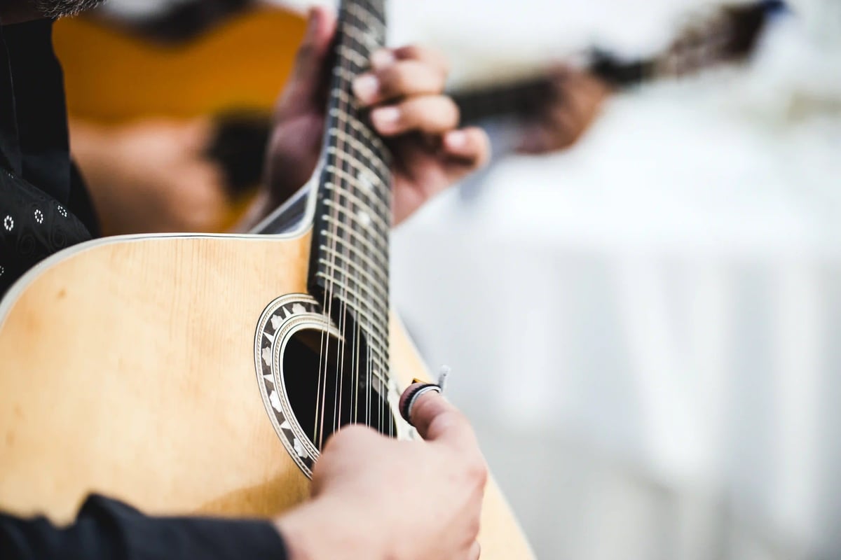 Gros plan sur une guitare portugaise jouée lors d’une soirée de fado