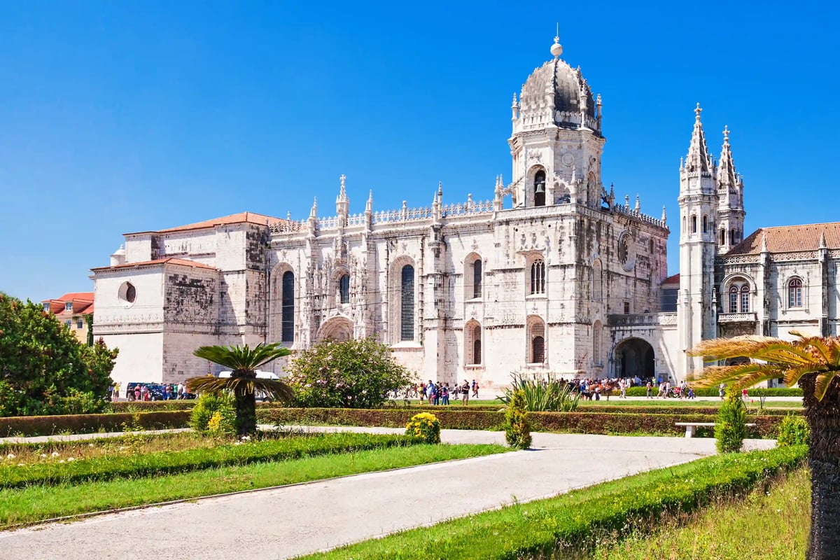 Façade blanche du monastère des Jéronimos à Belém avec des visiteurs
