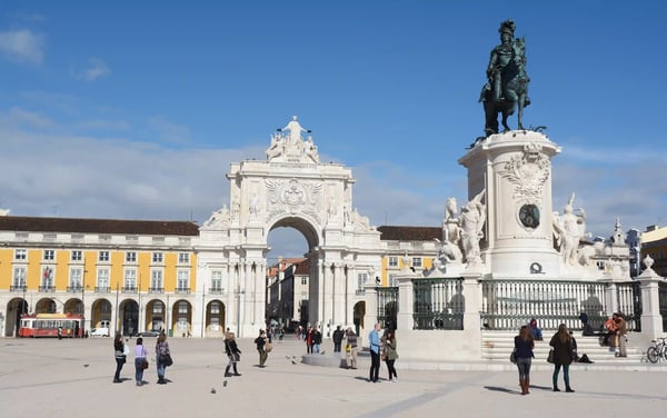 Weitläufiger Platz Praça do Comércio in Lissabon mit Triumphbogen und Reiterstatue