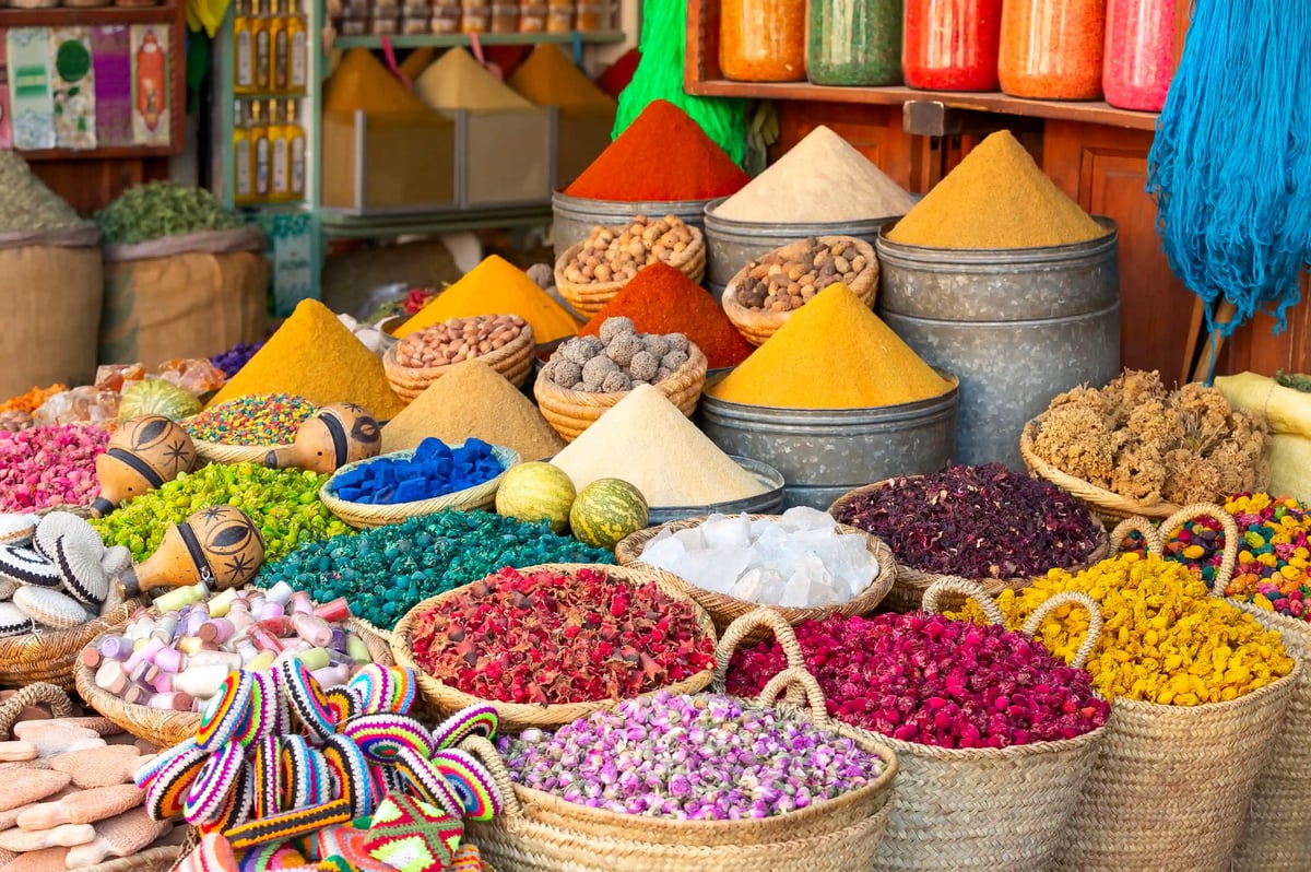 Bunte Auslage eines marokkanischen Marktes mit Gewürzen Kräutern Blüten und Körnern in geflochtenen Körben