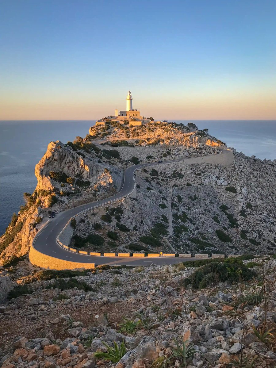 Leuchtturm am Cap Formentor mit Serpentinenstrasse auf felsiger Halbinsel am Meer