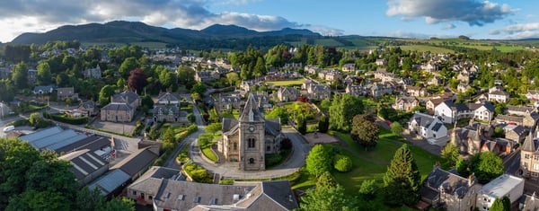 Ein charmantes Städtchen mit Kirche inmitten grüner Hügel und Landschaft
