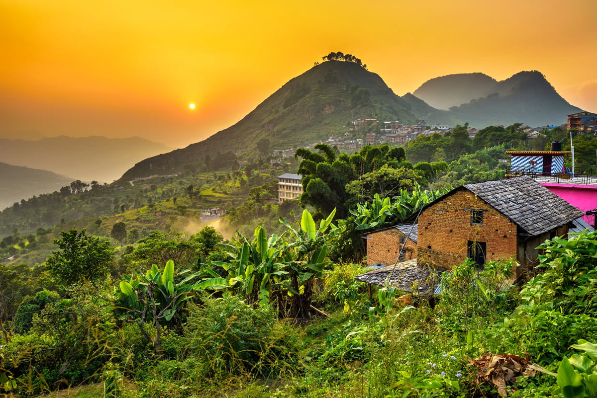 Sonnenuntergang ueber einem Dorf in den Bergen bei Bandipur