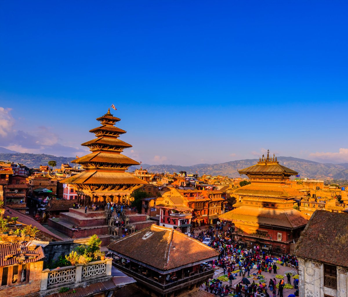 Historische Tempel und belebter Platz im Kathmandu Tal mit vielen Menschen