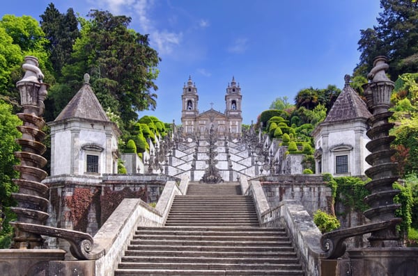 Escalier monumental de Bom Jesus do Monte avec marches symetriques et eglise en arriere plan