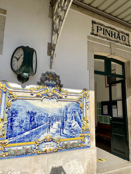 Panneau de carreaux bleus historiques a la gare de Pinhao illustrant les vendanges traditionnelles de la vallee du Douro
