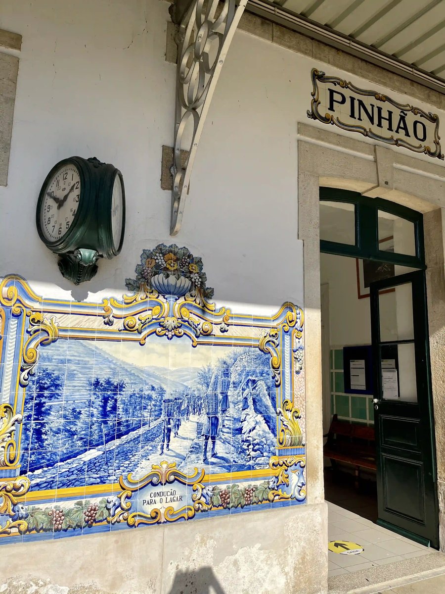 Historische blaue Kachelkunst an der Wand des Bahnhofs Pinhao mit Darstellung traditioneller Weinlese im Dourotal