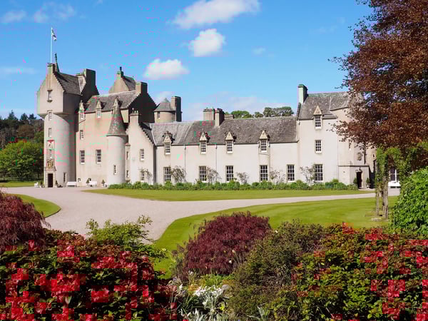Historisches Schloss Ballindalloch mit gepflegtem Garten