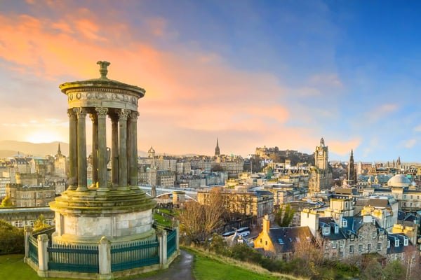 Panorama von Edinburgh bei Sonnenuntergang