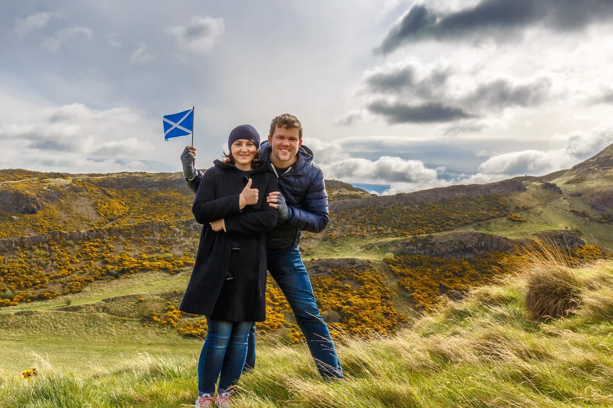 Wanderndes Paar in den schottischen Highlands