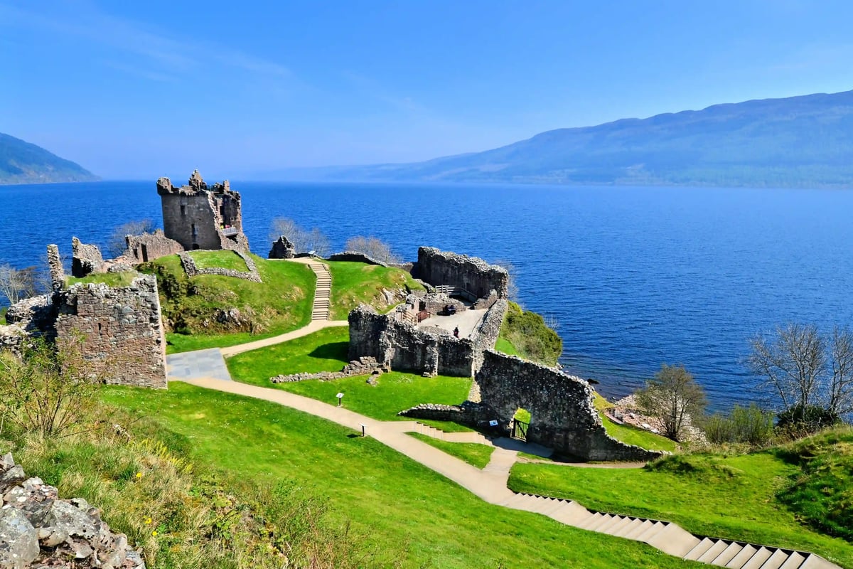 Burgruine am Ufer von Loch Ness