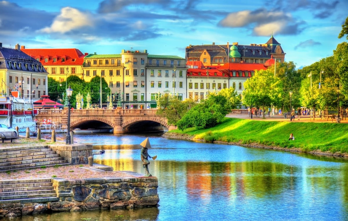Stadtansicht von Göteborg mit Fluss Brücke historischen Häusern und grünen Uferwegen