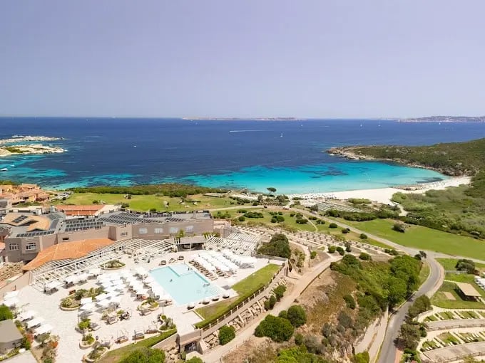Grosszügige Hotelanlage mit Pool, Garten und Blick auf Meer und Strand