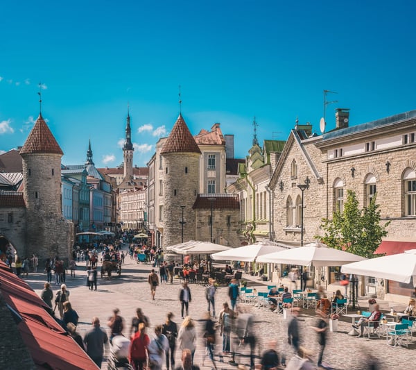 Viru Tor in Tallinn mit mittelalterlichen Türmen, Altstadtgasse und vielen Menschen