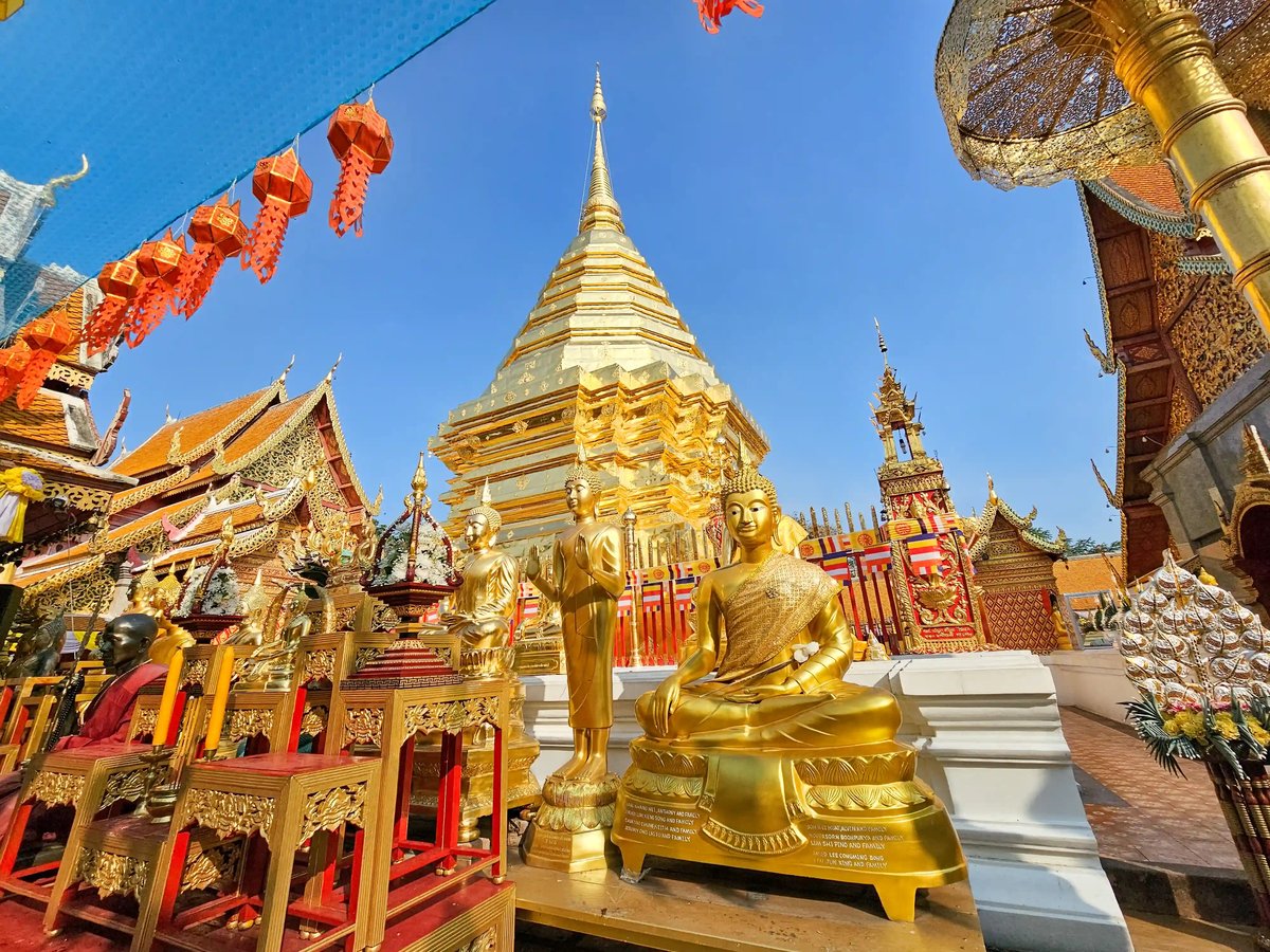 Goldene Buddha Figuren und Tempelstupa im Wat Phra That Doi Suthep in Chiang Mai