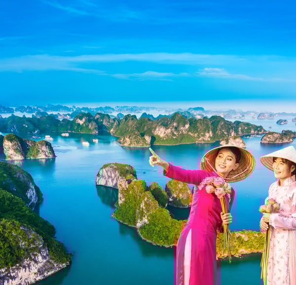 Zwei Frauen in traditioneller Kleidung mit Blick auf Inseln und Meer in der Halong Bucht