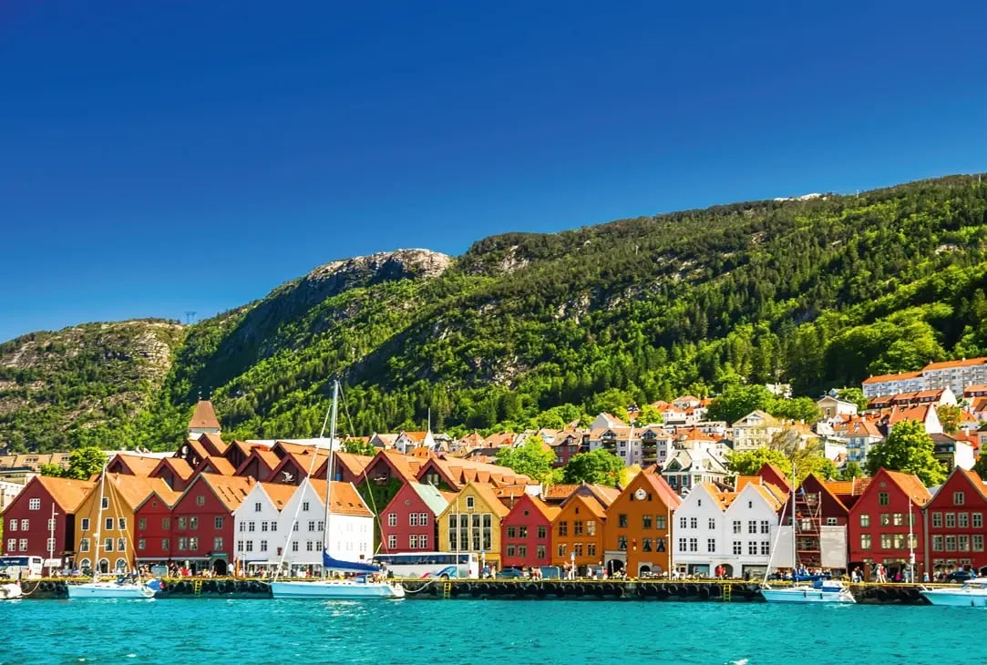 Bunte Holzhäuser des historischen Hafenviertels Bryggen in Bergen am Wasser.