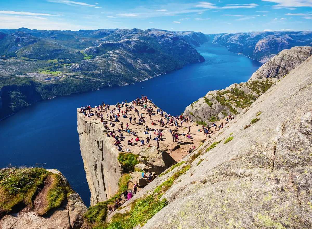Besucher auf dem Preikestolen mit spektakulärem Blick über den Lysefjord.