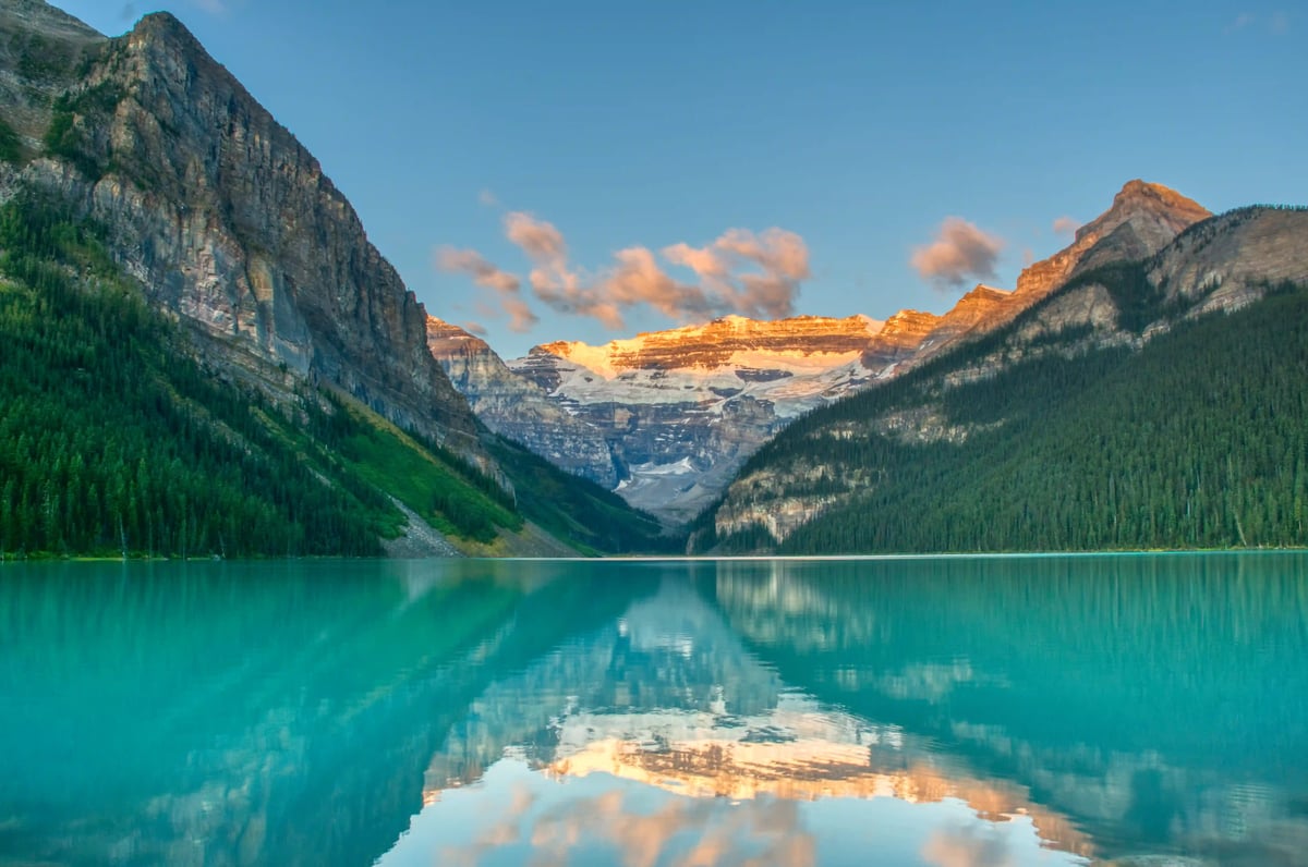 Türkisfarbener Lake Louise im Banff Nationalpark umgeben von Bergen und Wäldern