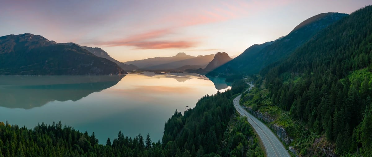 Sea to Sky Highway schlängelt sich entlang von Küste, Wäldern und Bergen in Kanada