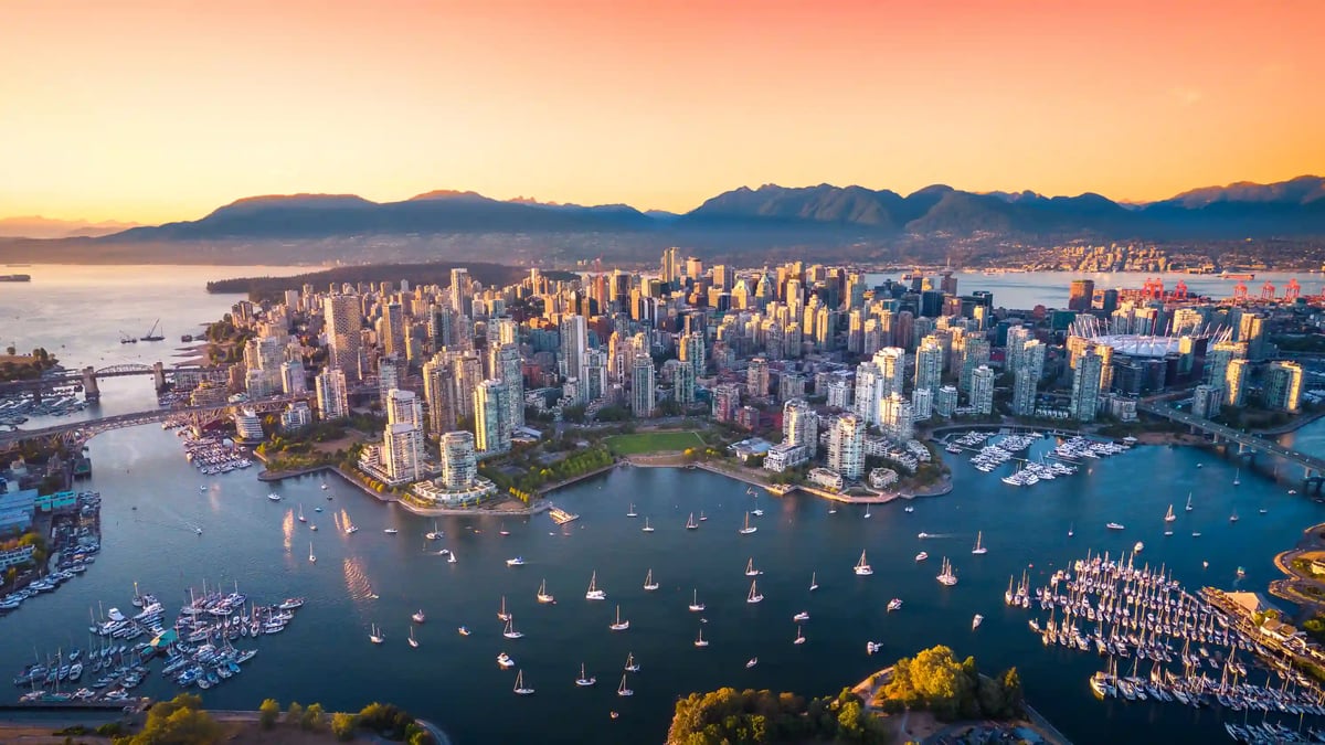 Luftaufnahme von Vancouver mit Stadtzentrum, Yachthafen und umliegendem Wasser
