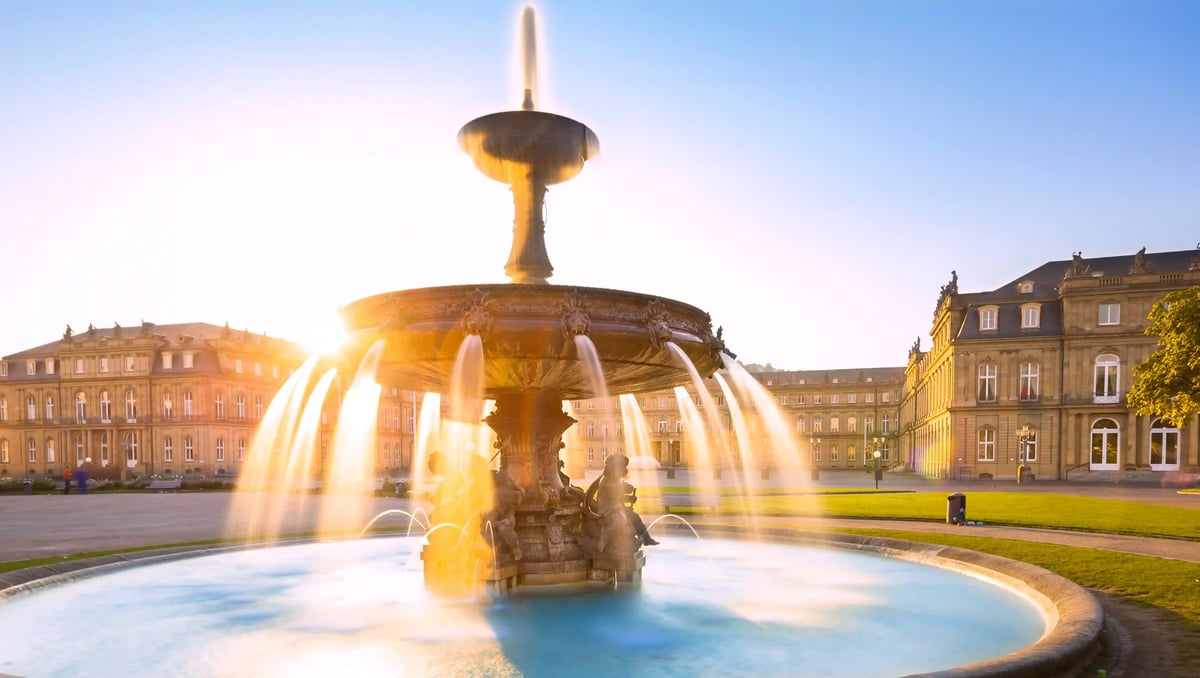 Brunnen vor dem Neuen Schloss in Stuttgart im Abendlicht