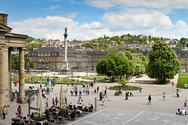 Schlossplatz Stuttgart mit Säule, Brunnen und Grünanlagen