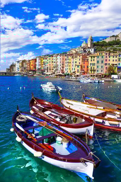 Bunte Häuser und Boote im Hafen von Portovenere an der ligurischen Küste