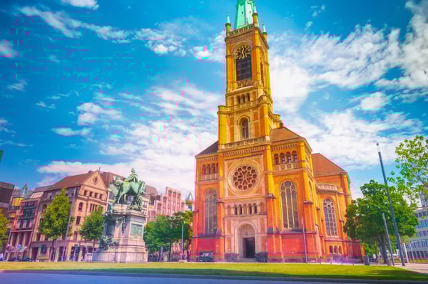 Historischer Stadtplatz mit Kirche, Pavillon und alten Gebäuden bei weichem Abendlicht