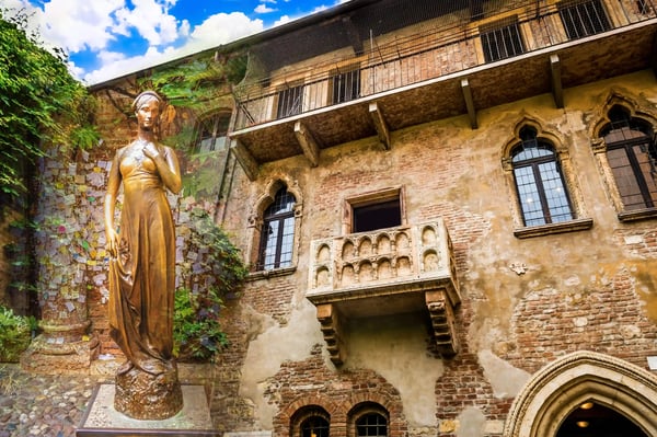 Julia-Statue und berühmter Balkon in Verona