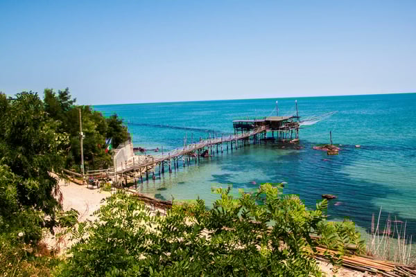 Traditioneller Trabocco an der Costa dei Trabocchi mit Holzsteg, türkisfarbenem Meer und Küstenvegetation