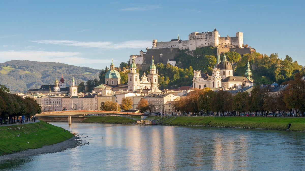 Vue de Salzbourg avec forteresse, églises et rivière