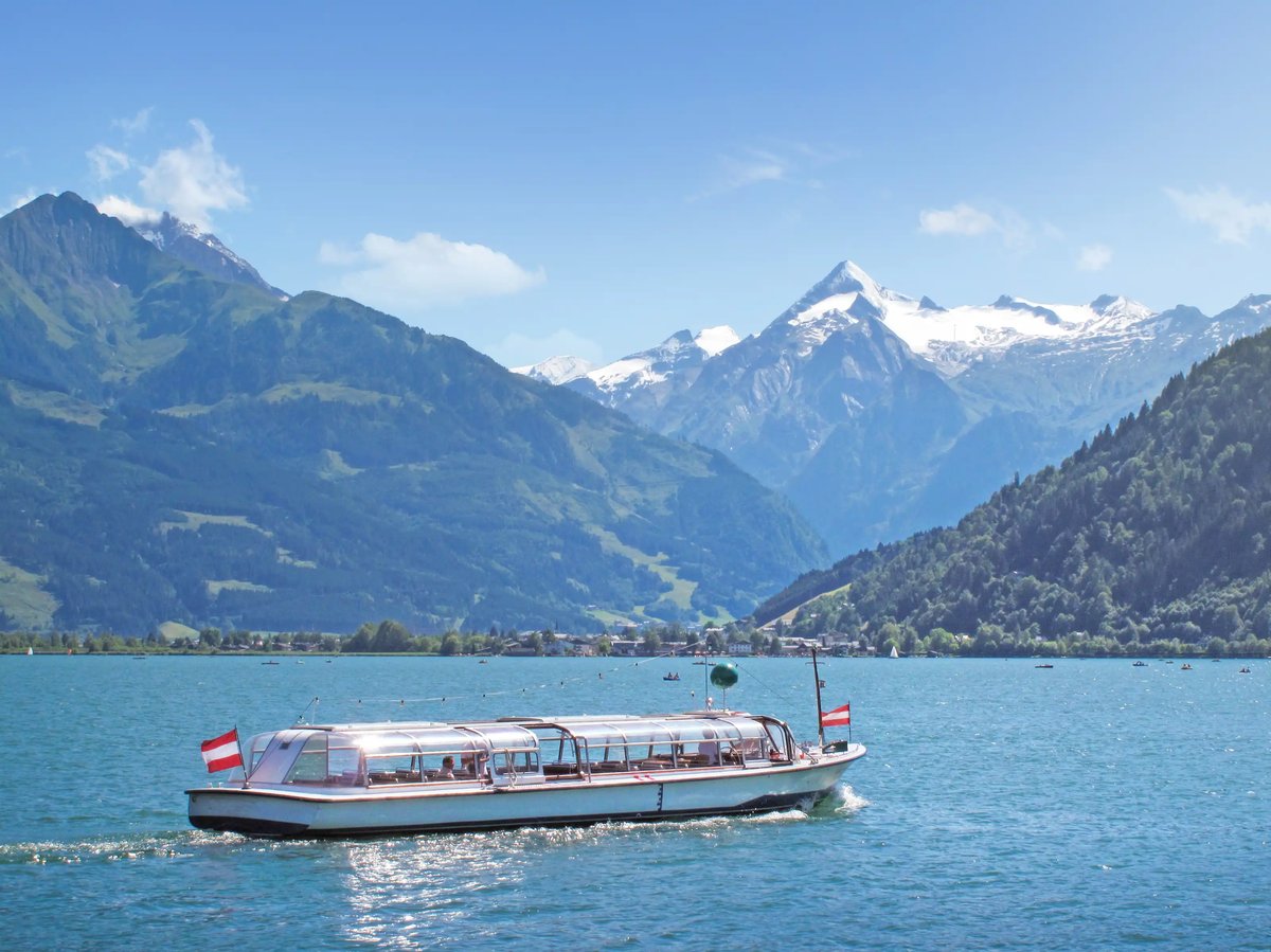Bateau sur un lac devant un panorama alpin
