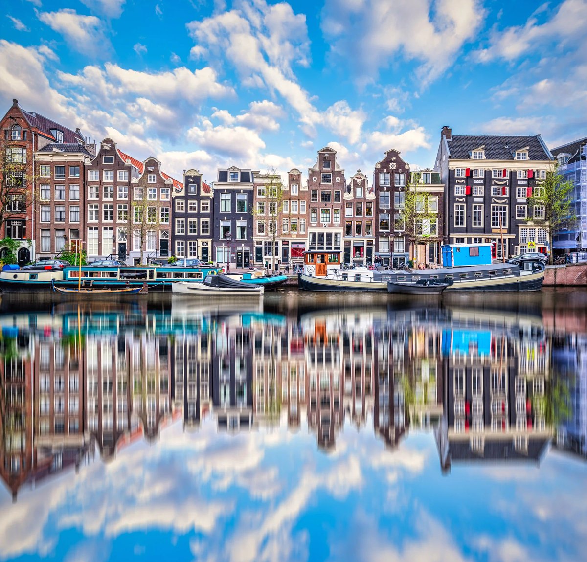 Maisons colorées le long des canaux avec péniches à Amsterdam