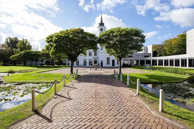 Ruhige Hotelanlage mit Garten und Wasserbecken in Sint-Michielsgestel
