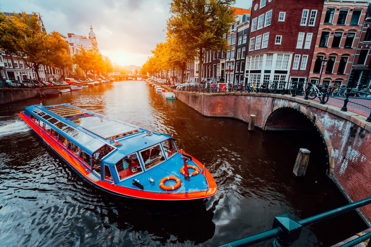 Croisière sur les canaux d’Amsterdam à la lumière du soir