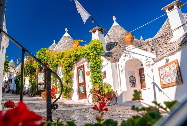 Traditionelle Trulli Häuser mit kegelförmigen Dächern in einer Gasse in Alberobello