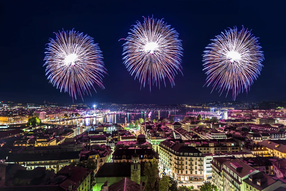 Grosses Feuerwerk über der Stadt Lausanne bei Nacht mit leuchtenden Farben über dem See