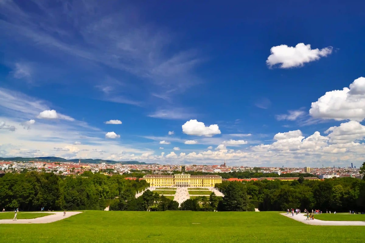 Weitläufige Gartenanlage von Schloss Schönbrunn mit Blick auf das Schloss und die Stadt Wien