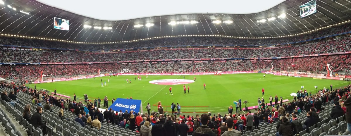Fussballspiel in der gut besuchten Allianz Arena in München.