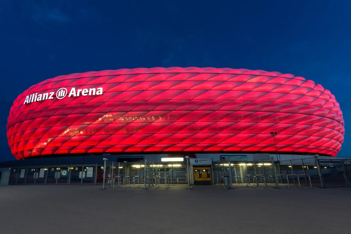 Rot beleuchtete Allianz Arena in München bei Nacht