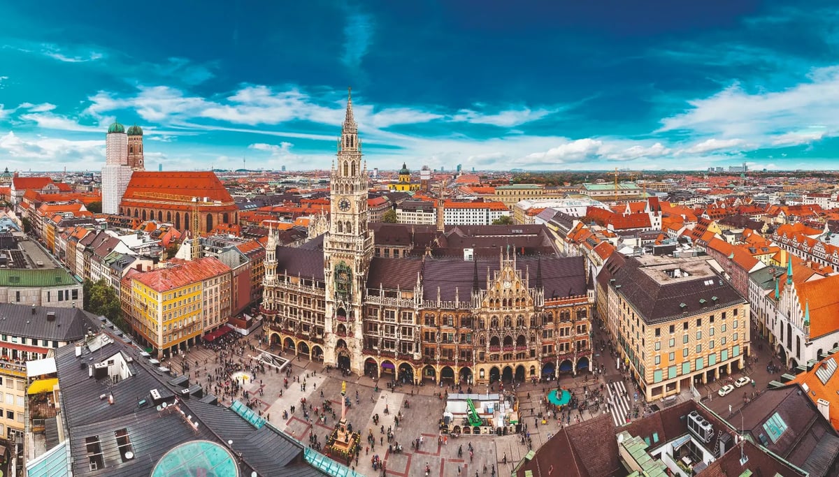 Blick über die Münchner Altstadt mit Rathaus und Frauenkirche.
