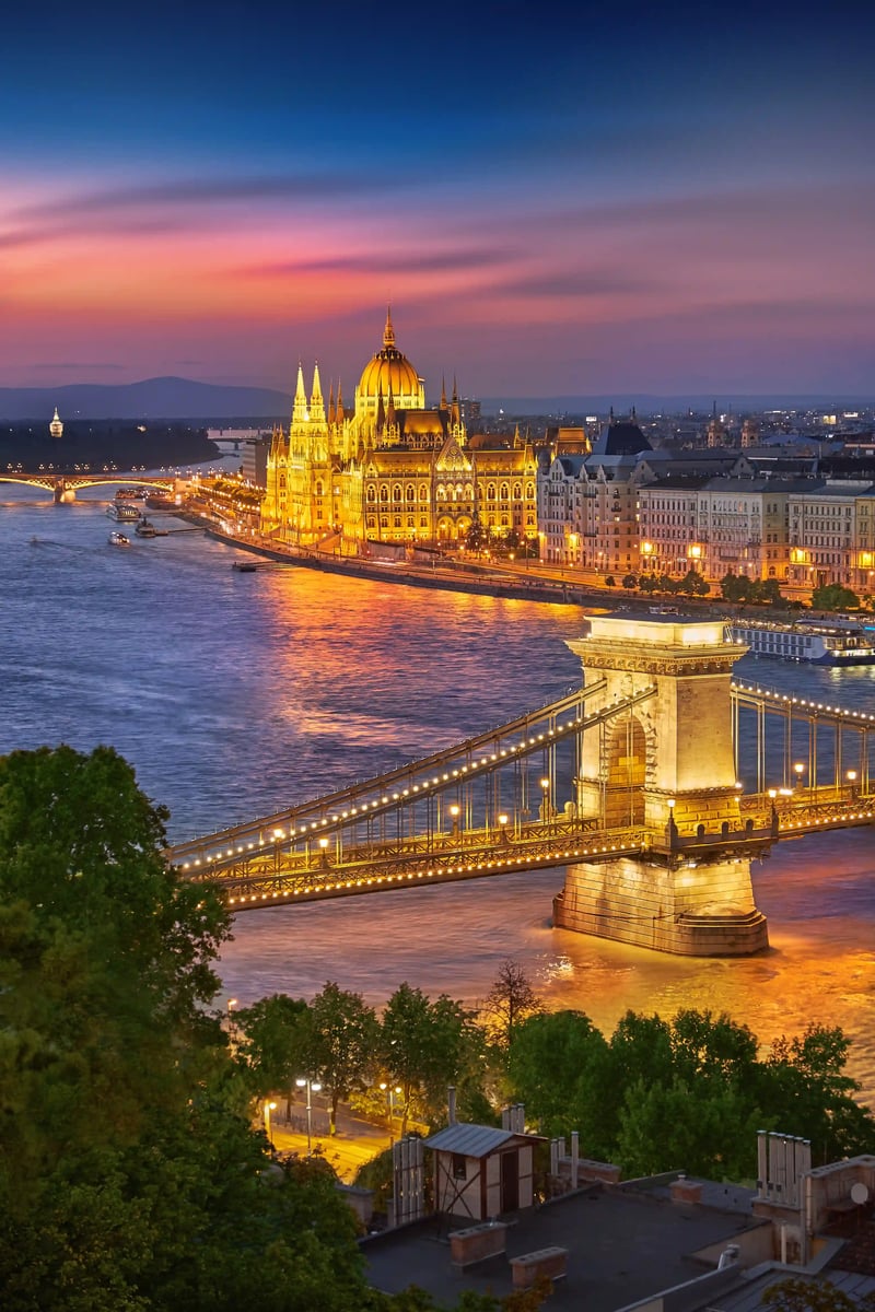 Panoramablick auf Budapest bei Tageslicht mit der Kettenbrücke über die Donau und dem Parlamentsgebäude im Hintergrund