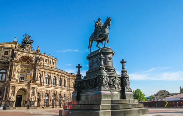 Reiterdenkmal vor der Semperoper in Dresden bei klarem Himmel und historischer Architektur