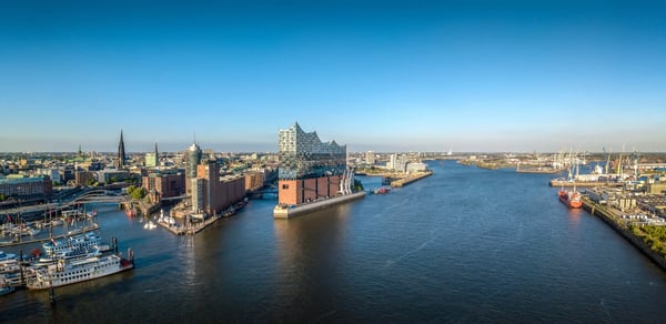 Luftaufnahme des Hamburger Hafens mit Elbphilharmonie, Fleeten, Schiffen und moderner Stadtlandschaft
