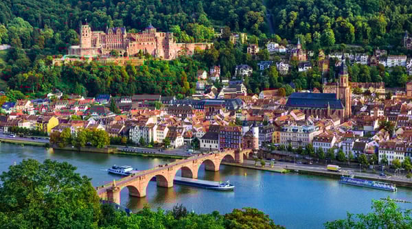 Altstadt von Heidelberg mit Alter Brücke über den Neckar und Schloss Heidelberg auf dem bewaldeten Hügel
