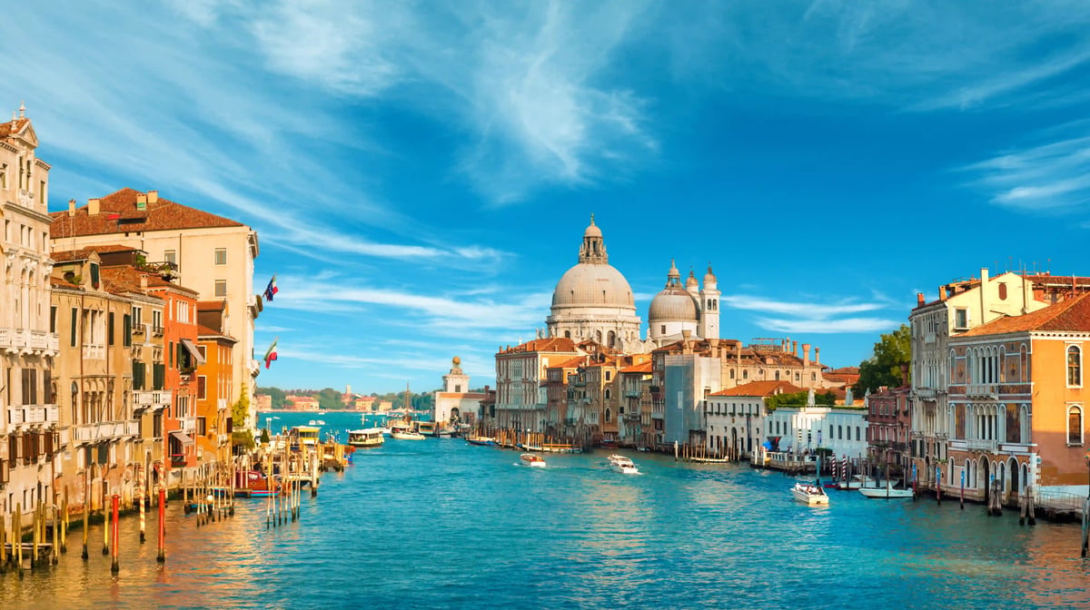 Vue panoramique sur le Grand Canal a Venise avec des bateaux, des palais historiques et une grande eglise a coupole